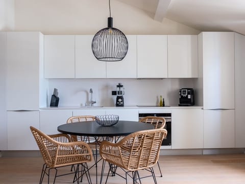 Superb 3 Bedroom Apartment on the Port