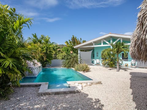 Poolside Bliss - Tropische Erholung im Paradise Apartment 3