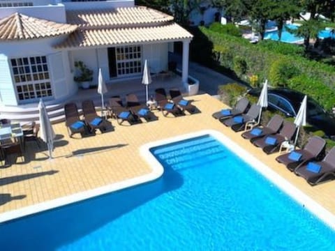 Villa mit 6 Schlafzimmern, Familie, Gruppen, Strand, Pool, Garten
