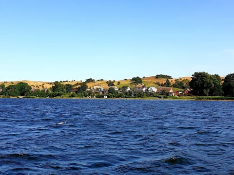 TRADITIONELLES REETDACHHAUS MIT SAUNA, KAMINOFEN UND PRIVATEM WASSERZUGANG