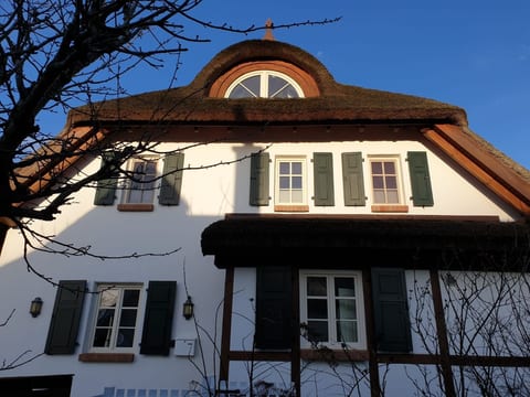 TRADITIONELLES REETDACHHAUS MIT SAUNA, KAMINOFEN UND PRIVATEM WASSERZUGANG