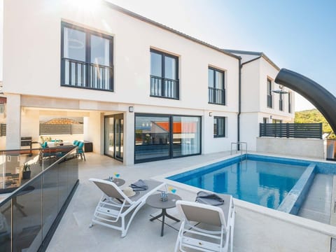 Brandneue Villa - Pool mit Panoramablick aufs Meer