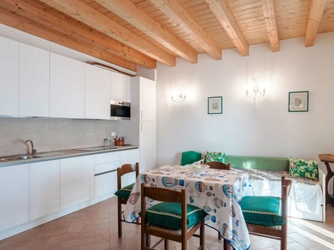 Zweizimmerwohnung mit Doppelbett und zwei Schlafsofas