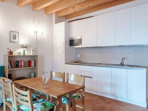 Zweizimmerwohnung mit Doppelbett und zwei Schlafsofas