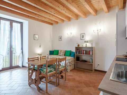 Zweizimmerwohnung mit Doppelbett und zwei Schlafsofas