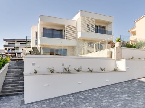 Neue moderne Villa "Smokva 1" mit Pool
