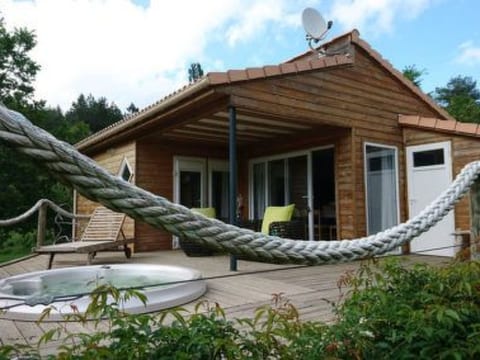 in Vivario mit Terrasse, Garten und Grill