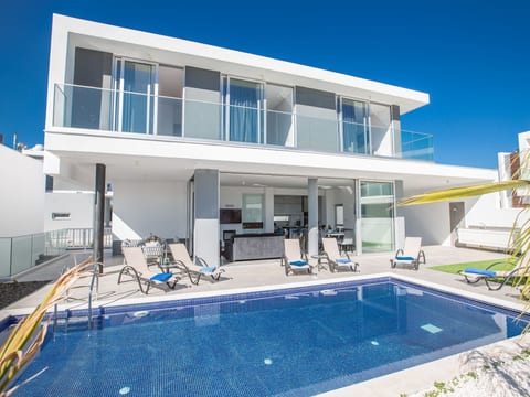 Atemberaubende Villa Olivine mit Meerblick