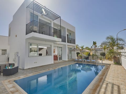 in Paralimni mit geräumigem Garten