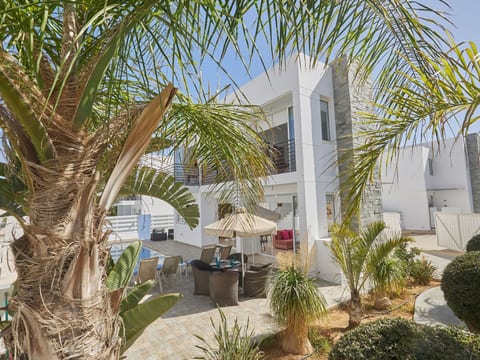 in Paralimni mit geräumigem Garten