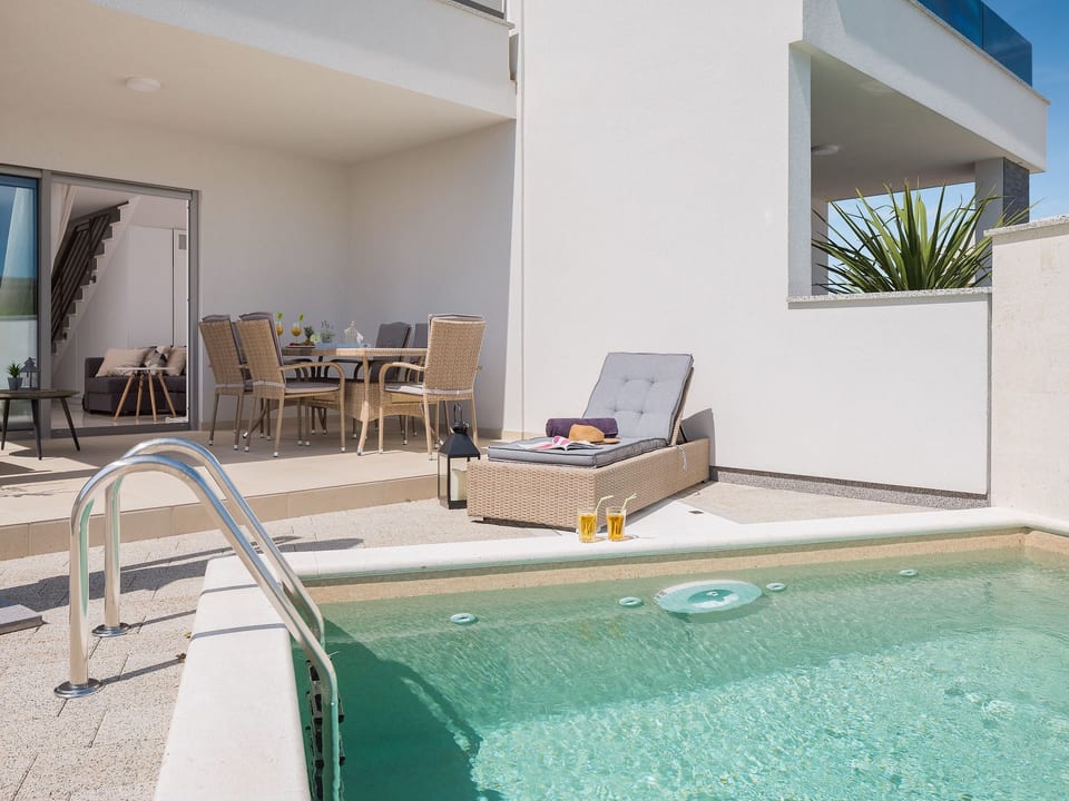mit Privatpool für 7 Personen ca. 119 m² in Jadrija, Dalmatien (Gespanscha - Bilice, Šibenik-Knin County