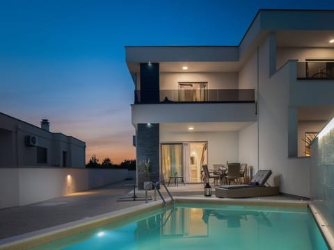 mit Privatpool für 7 Personen ca. 119 m² in Jadrija, Dalmatien (Gespanscha