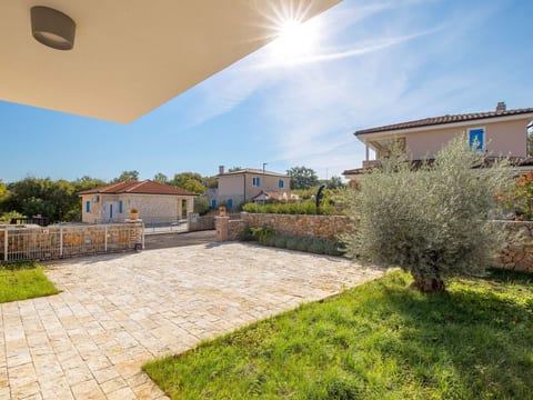 Romantische Villa mit Pool, umgeben von Natur