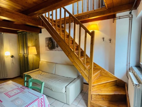 Zwei-Zimmer-Wohnung im Dachgeschoss 4 p. l. Villa Frejus
