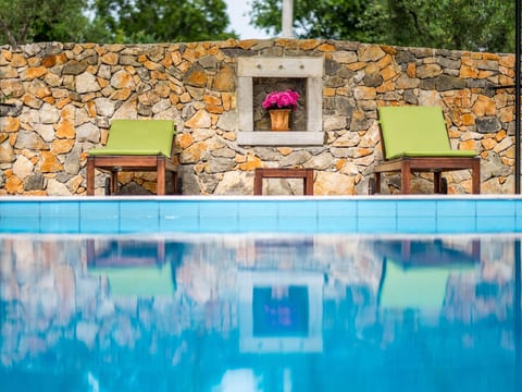 Villa mit Pool, Olivengarten und Meerblick