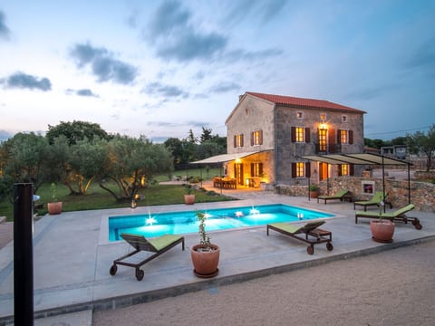 Villa mit Pool, Olivengarten und Meerblick