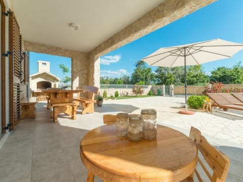 Steinvilla mit Pool, Meerblick, Nähe Sandstrand