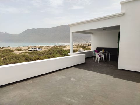 in Caleta De Famara mit Terrasse