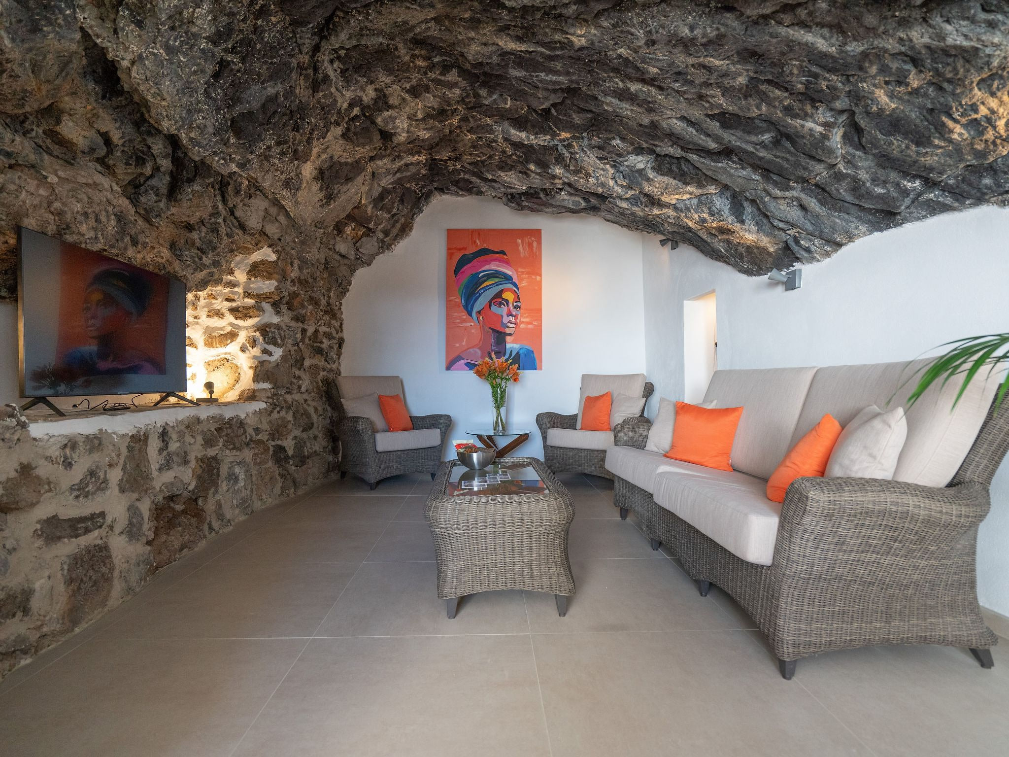 Spektakuläre Höhle mit zwei großen Terrassen am Meer