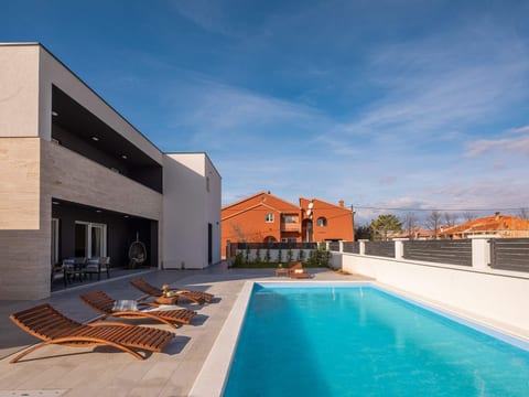 Villa in Strandnähe, Pool, Kinderspielplatz