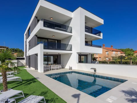 Luxusvilla mit beheiztem Pool in Strandnähe