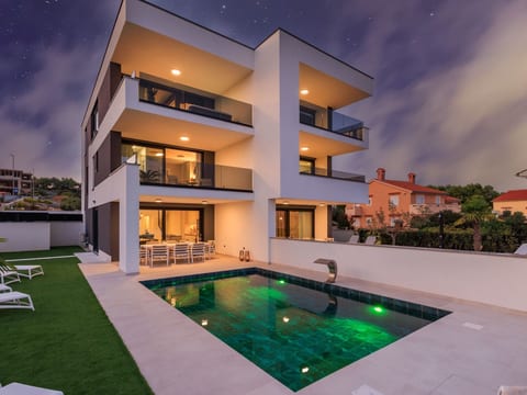 Luxusvilla mit beheiztem Pool in Strandnähe