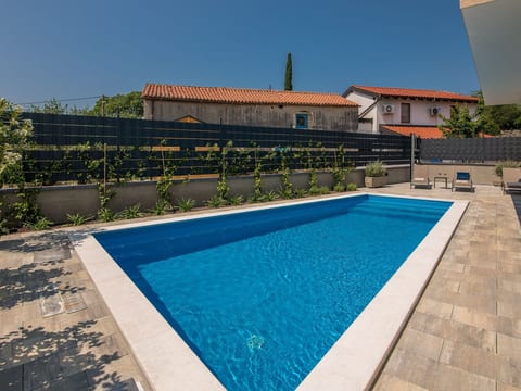 Luxuriöse Villa mit Salzwasserpool in einer ruhigen Gegend