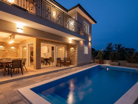 Luxuriöse Villa mit Salzwasserpool in einer ruhigen Gegend