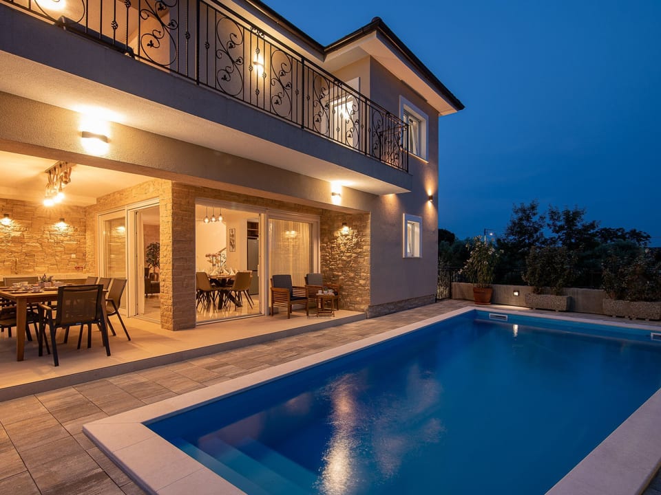 Villa di lusso con piscina salata in una zona tranquilla - Milohnići