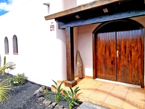 Komfortables Ferienhaus in Corralejo mit privatem Garten und beheiztem Pool