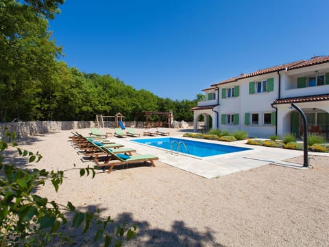 Luxuriöse Villa mit Pool inmitten der Natur