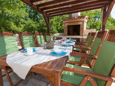 Luxuriöse Villa mit Pool inmitten der Natur