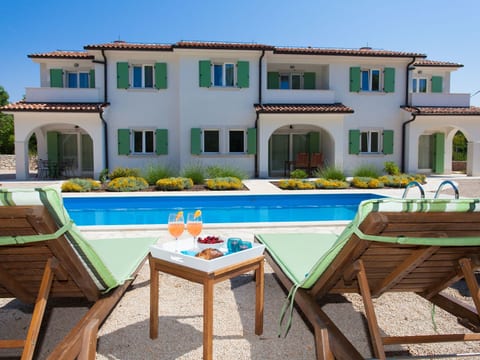 Luxuriöse Villa mit Pool inmitten der Natur