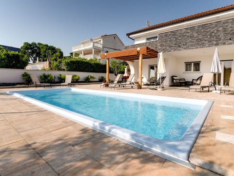 Schönes Haus in Pinezići mit privatem Parkplatz
