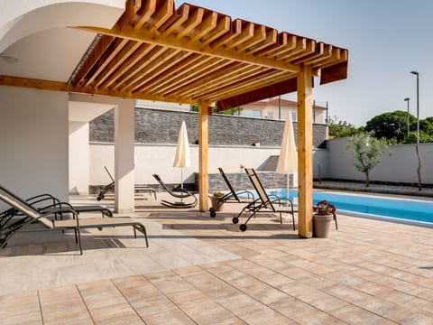 Schönes Haus in Pinezići mit privatem Parkplatz