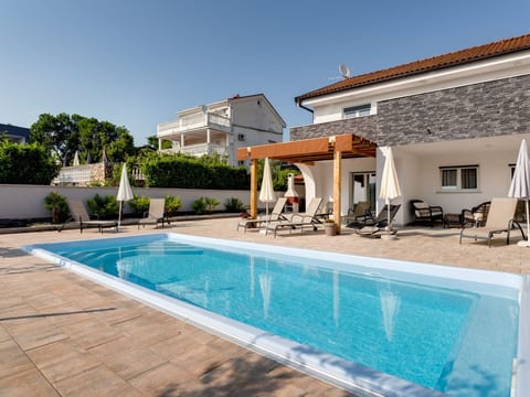 Schönes Haus in Pinezići mit privatem Parkplatz