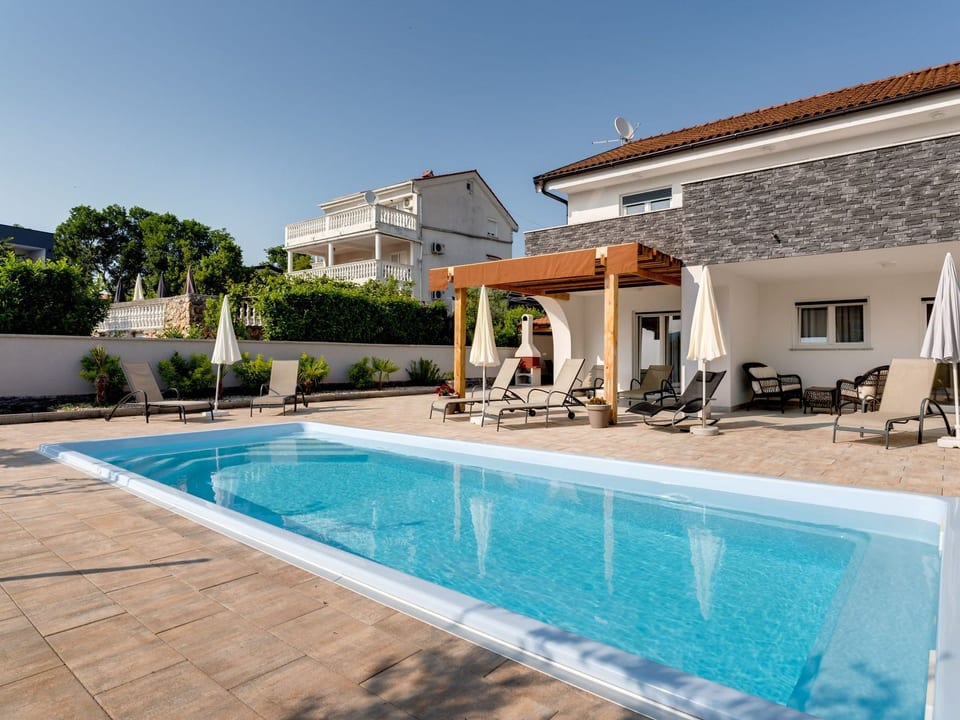 Schönes Haus in Pinezići mit privatem Parkplatz - Pinezići