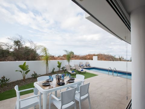 2-Schlafzimmer-Villa mit Pool, Dachgarten, Meerblick