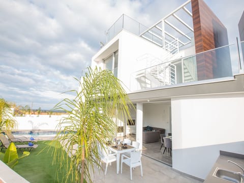 2-Schlafzimmer-Villa mit Pool, Dachgarten, Meerblick