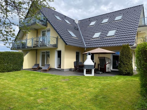 traumhaft ruhige Ferienwohnung mit großem süd-west Garten in Strandnähe