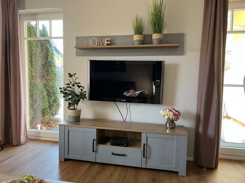 traumhaft ruhige Ferienwohnung mit großem süd-west Garten in Strandnähe
