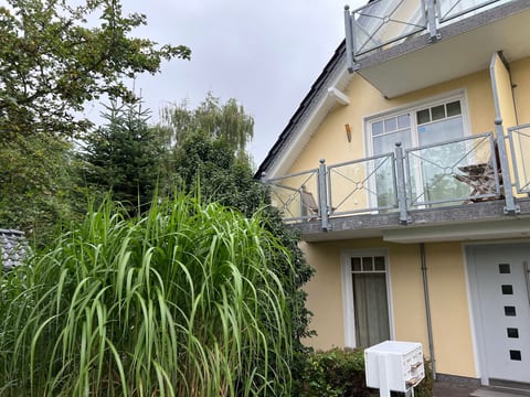 traumhaft ruhige Ferienwohnung mit großem süd-west Garten in Strandnähe