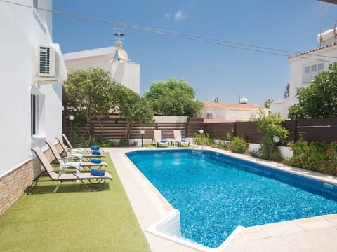 Geräumige Villa mit 3 Schlafzimmern und Pool in Protaras