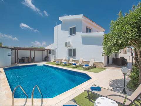 Geräumige Villa mit 3 Schlafzimmern und Pool in Protaras