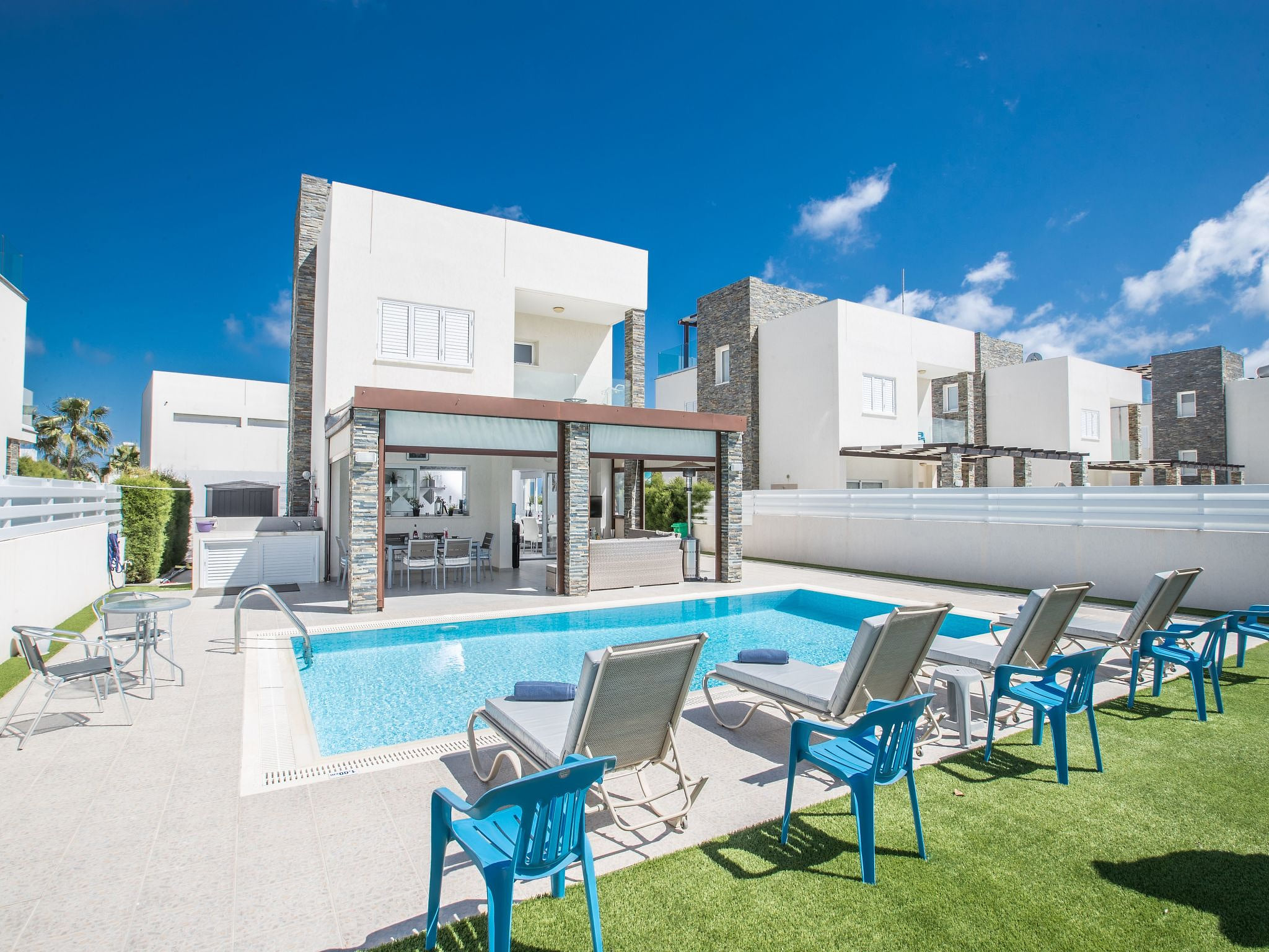 Moderne 4-Schlafzimmer-Villa im Zentrum von Protaras