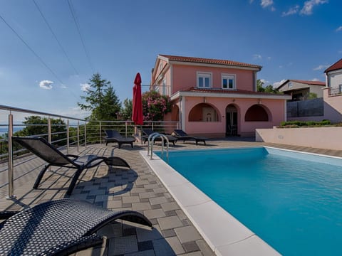 Villa mit Pool und schönem Meerblick