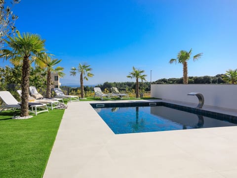 Neue moderne Villa mit Pool in der Nähe von dem Strand und mit grandiosem Meerb