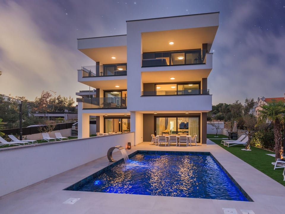Nouvelle villa moderne avec piscine près de la plage et avec une vue imprenable sur la mer. - Milohnići