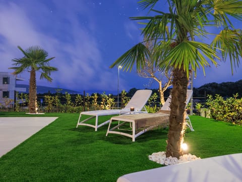 Neue moderne Villa mit Pool in der Nähe von dem Strand und mit grandiosem Meerb