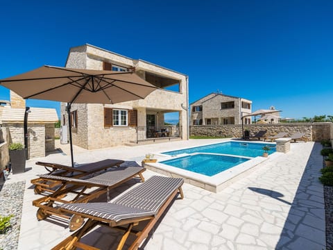 Neue Steinvilla mit beheiztem Pool in Strandnähe